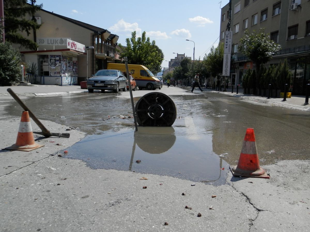 Ponovo se razlila kanalizacija centralnom gradskom ulicom