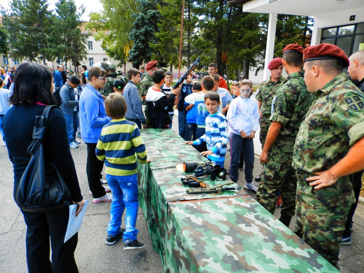 Vojska otvorila vrata za civile