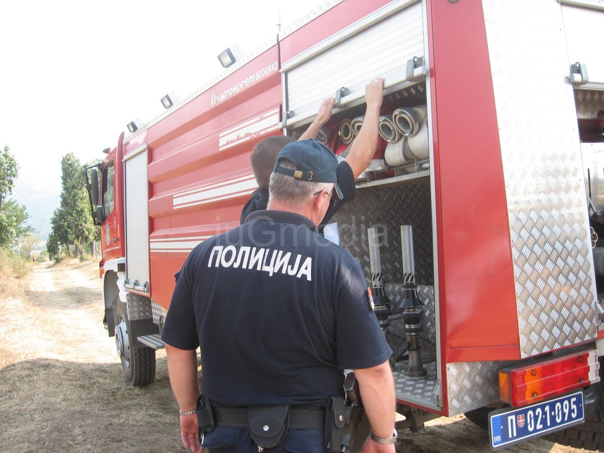 Pomoćni objekat i krov kuće izgoreli u požaru