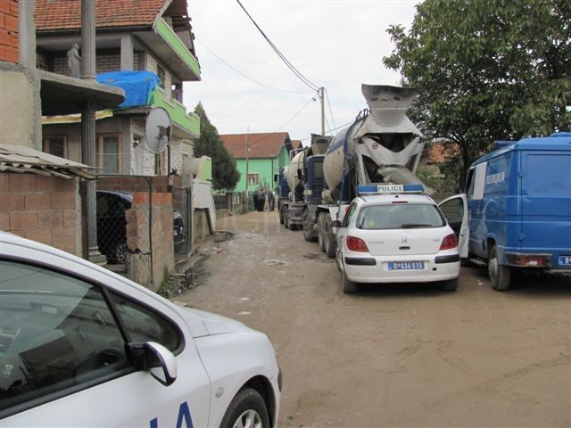 Lomili i bacali kontejnere i gađali prolaznike i automobile