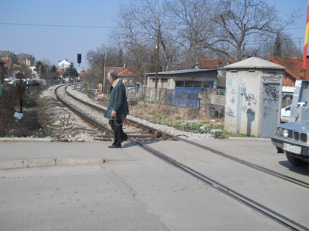 Sudar voza i automobila na pružnom prelazu bez branika