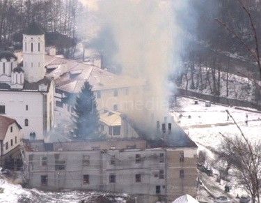 Gori višespratnica u Nišu, jedan stanar povredjen