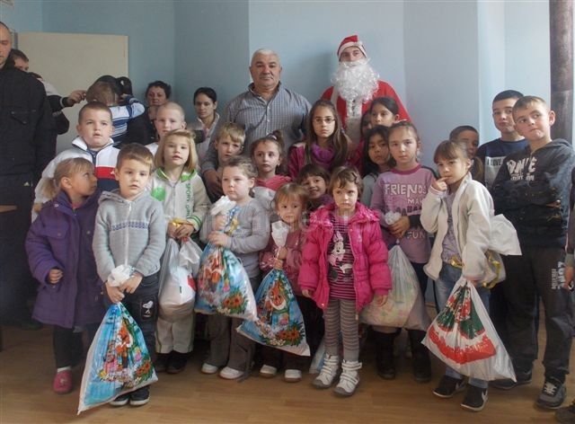 Deca u Miroševcu dobila novogodišnje paketiće