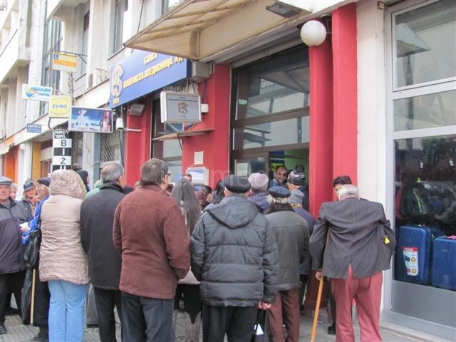 Policija razdvaja klijente pred Poštanskom štedionicom
