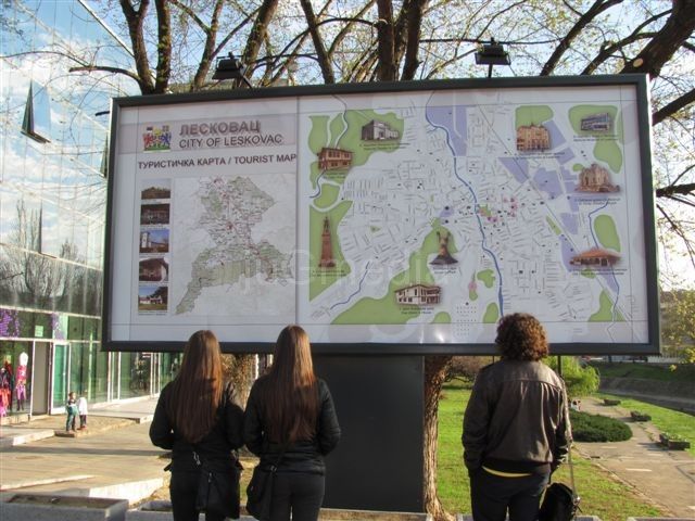 Bilbord sa turističkom mapom u centru Leskovca