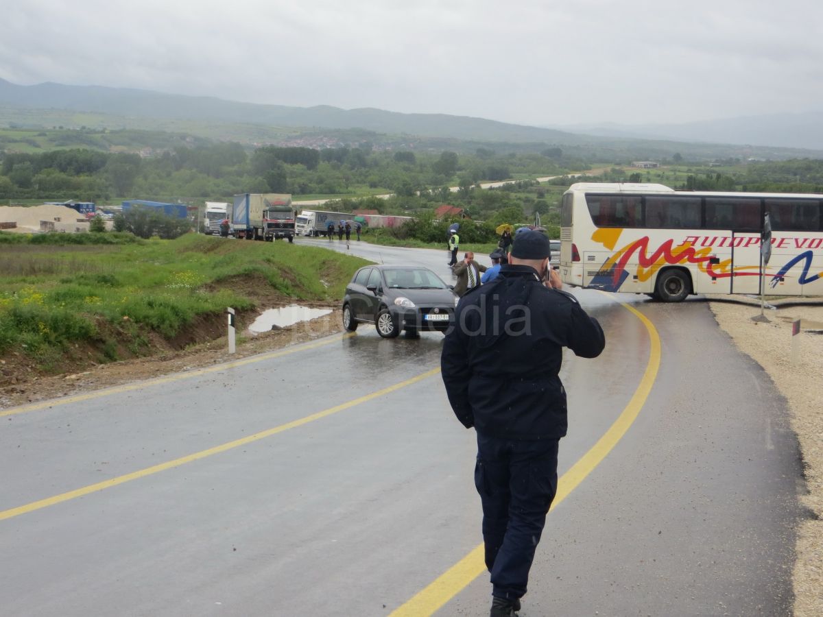 Radnici Jumka probili kordon i blokirali autoput