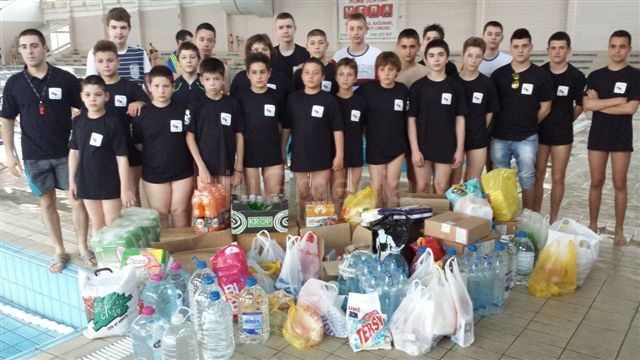 Mladi vaterpolisti i plivači pomažu poplavljene