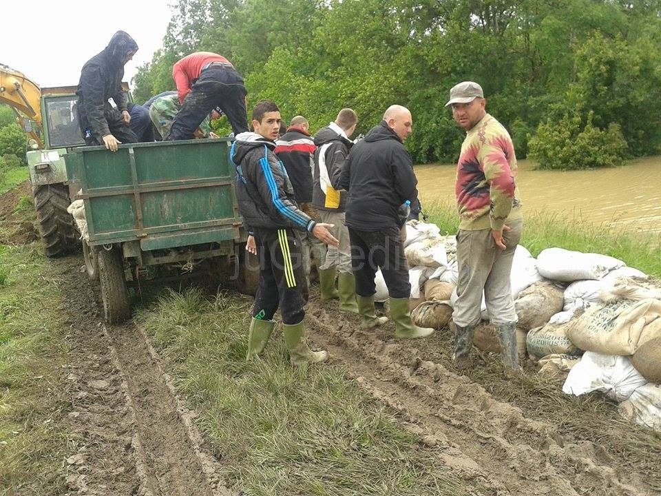 Leskovčani se vraćaju posle borbe sa nabujalom Savom