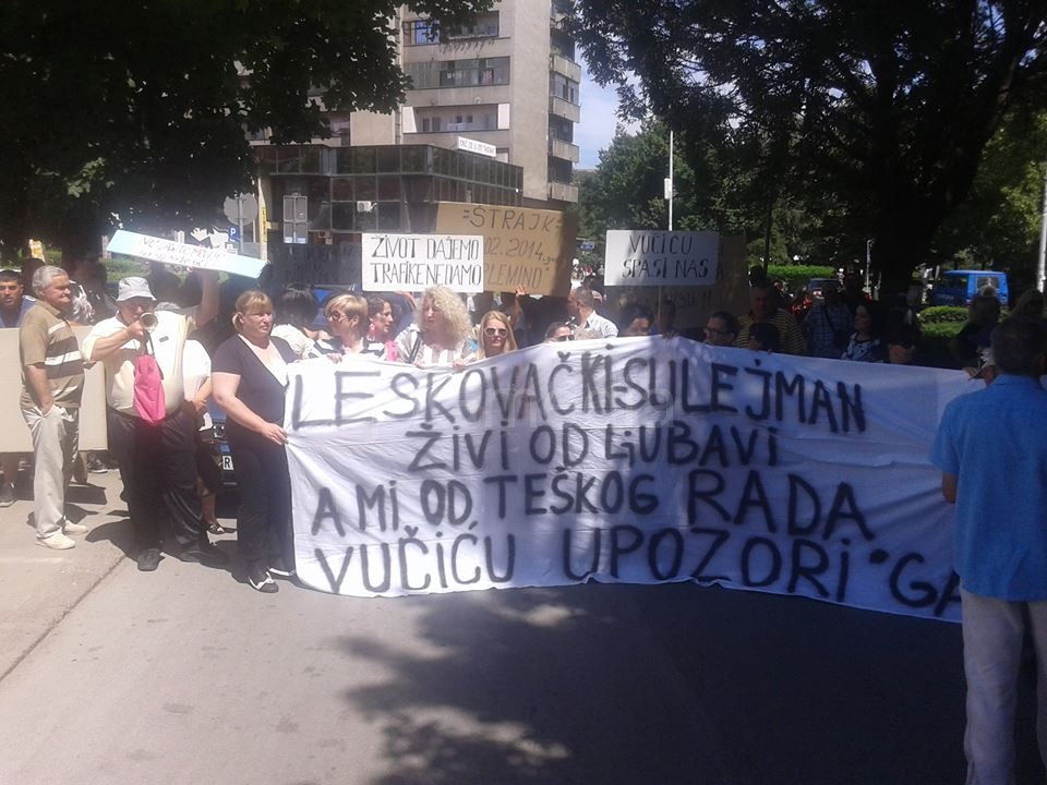 Protestno okupljanje ispred zgrade Skupštine grada