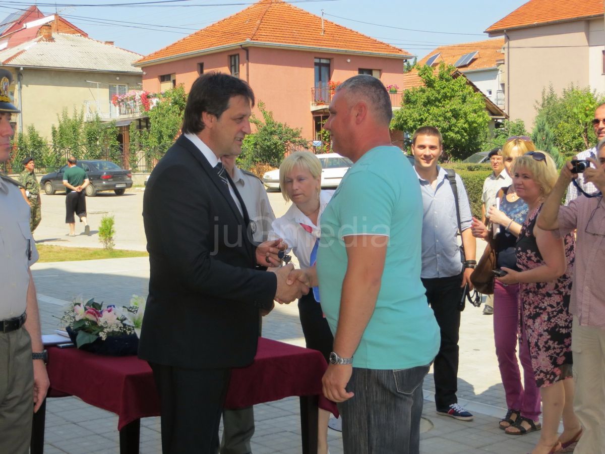 Pripadnicima vojske u Vranju ministar Bratislav Gašić uručio ključeve od stanova