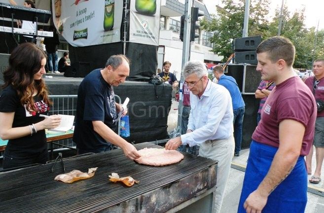 Pljeskavica iz ruke – još jedan rekord na Leskovačkoj roštiljijadi