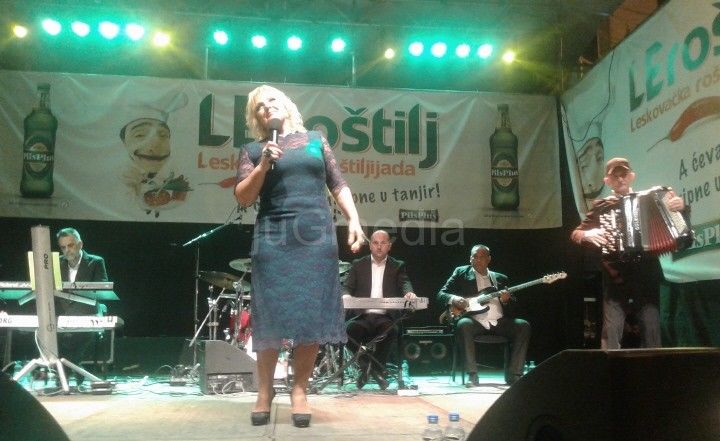 Snežana Đurišić pevala na Roštiljijadi u Leskovcu