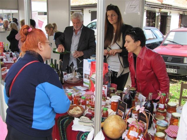 Slovenci kupovali vlasotinačko vino u Leskovcu