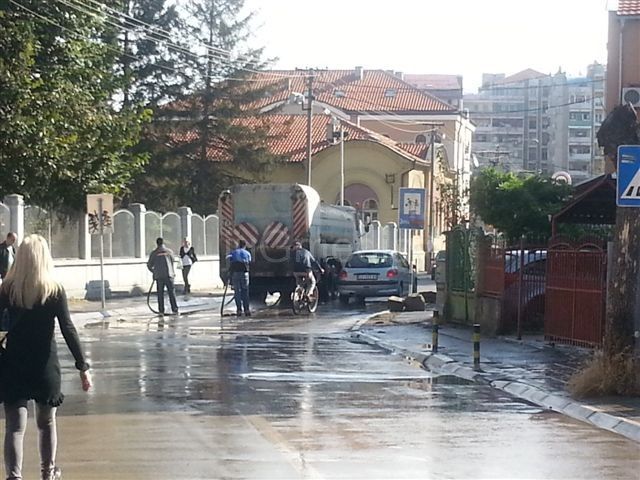 Zašto se ulice u Leskovcu peru danju?