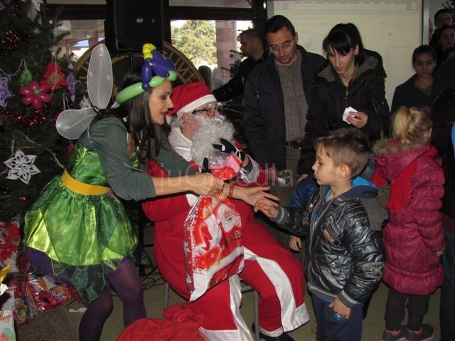 Prva dama Srbije podelila novogodišnje paketiće