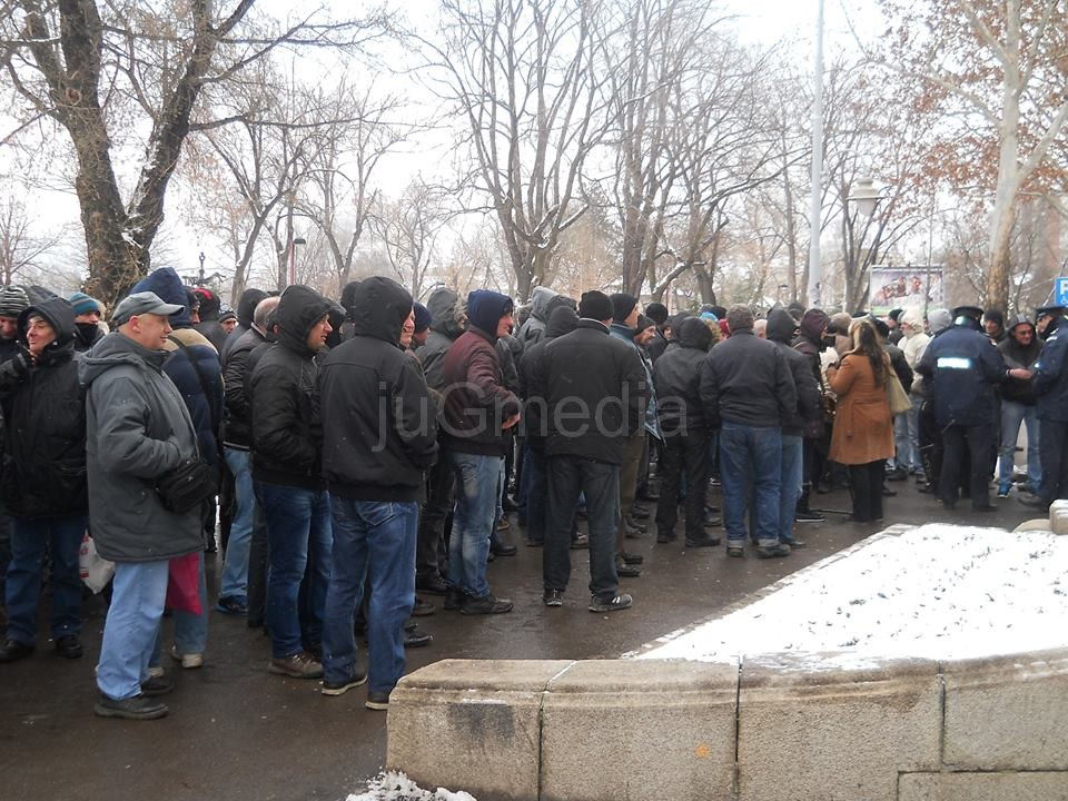 Radnici Lokomotive protestovali ispred Gradske kuće