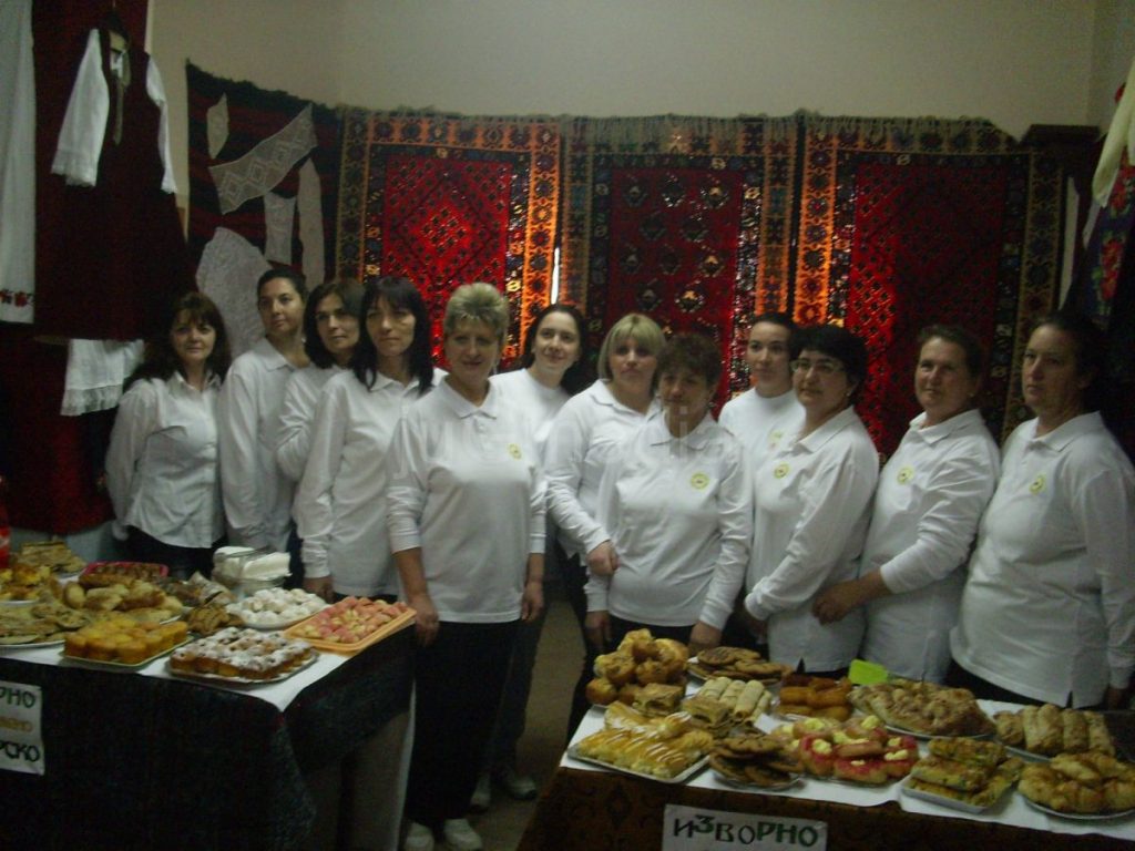 Izložba rakije, vina i tradicionalnih jela u Izvoru kraj Pirota