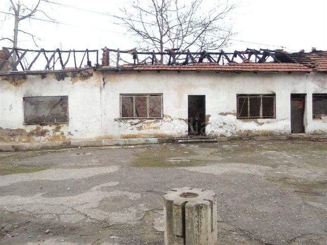 Izgoreo pomoćni školski objekat