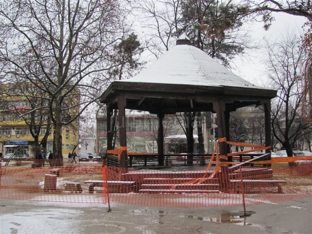 Drvena bina u parku odlazi u istoriju