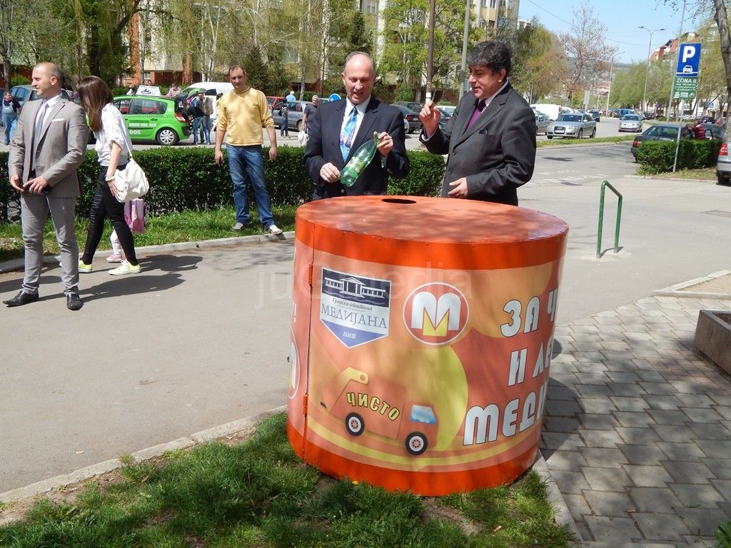 Postavljeni kontejneri za reciklažu plastike