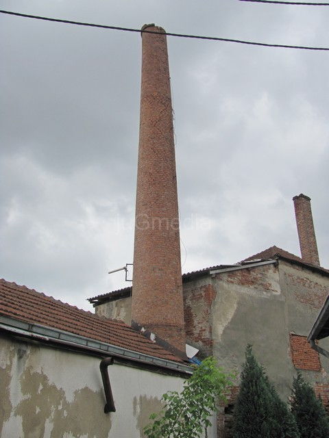 Nakrivio se fabrički dimnjak u centru Leskovca