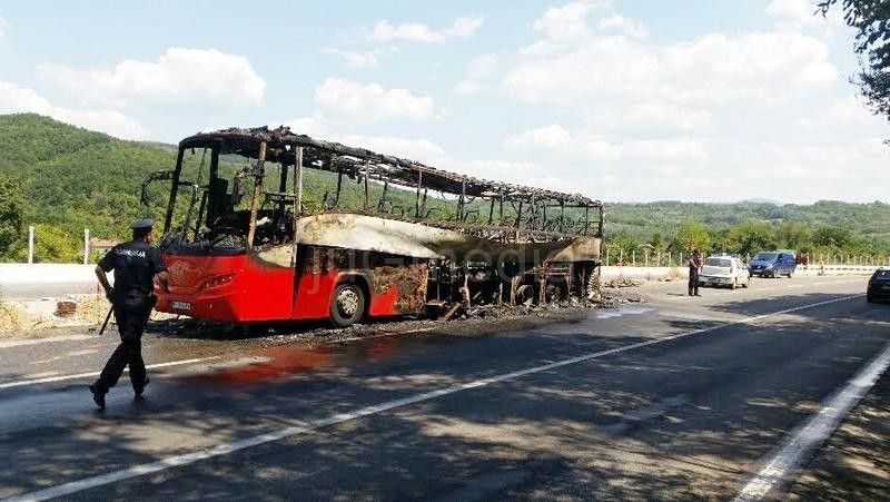 Izgoreo autobus „Niš-ekspresa“ kod Leskovca, putnici spaseni