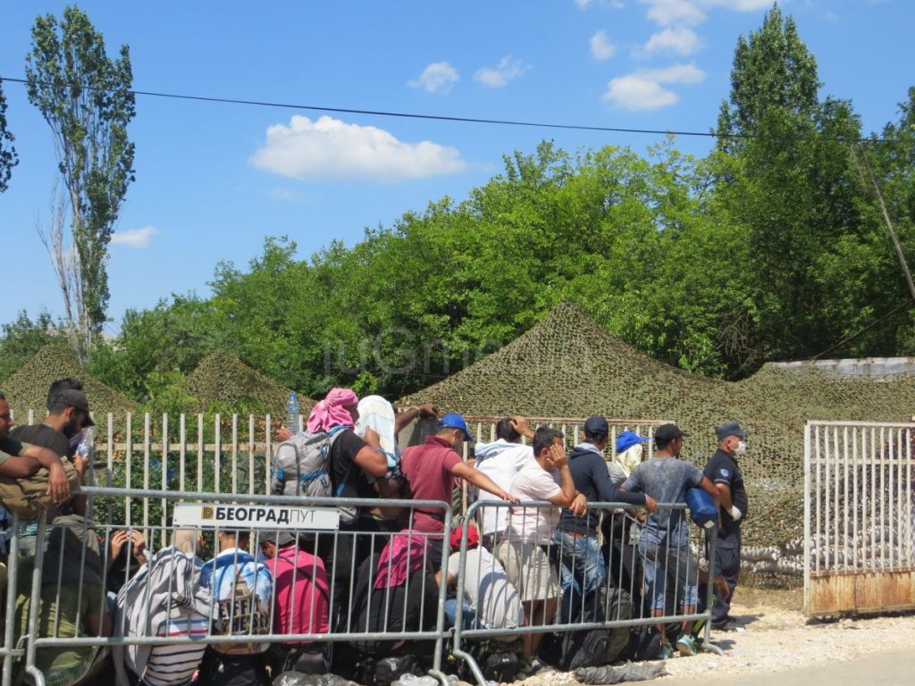 Donacija mleka Centru za migrante u Preševu