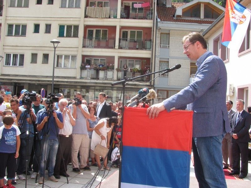 Vučić u Crnoj Travi obećao put i grdio Drobnjaka