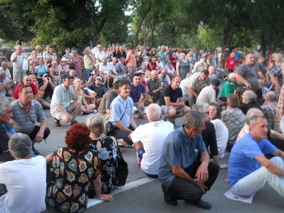 PROTESTI:Neka jedu svoje partijske knjižice