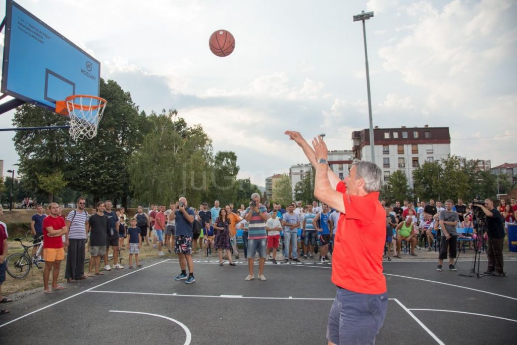 Svetislav Pešić otvorio obnovljeni košarkaški teren