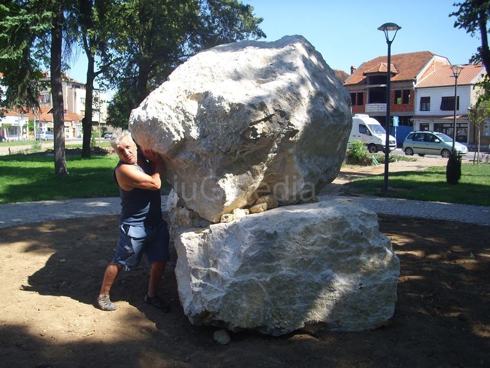 Vajar Zoran Mojsilov Pirotu poklanja skulpturu konja Jabučila