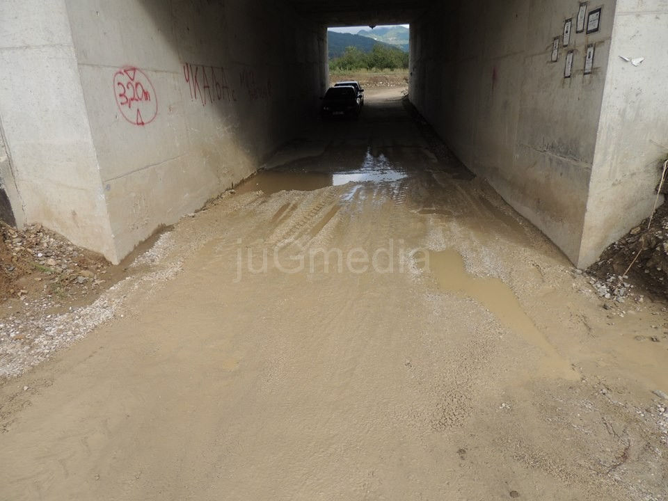Meštani Moštanice blokirali radove na izgradnji auto puta (VIDEO)