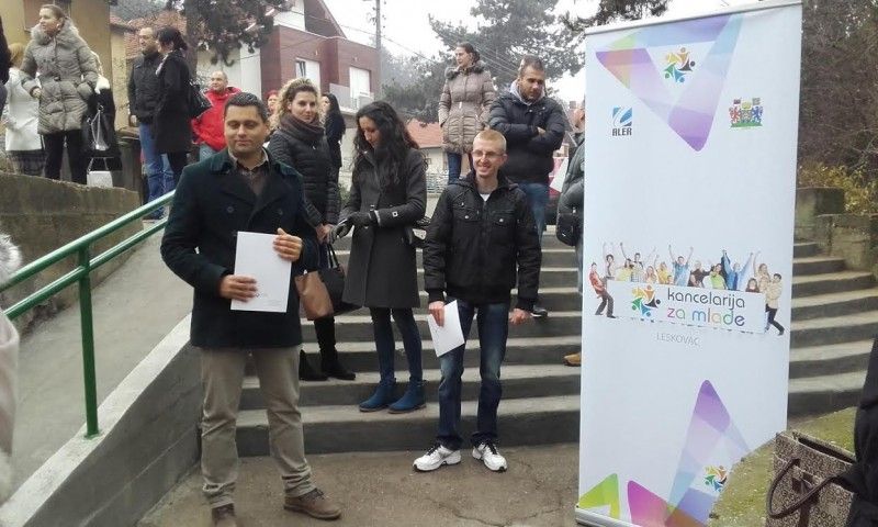 Mladi sredili prilaz parku “Devet Jugovića”
