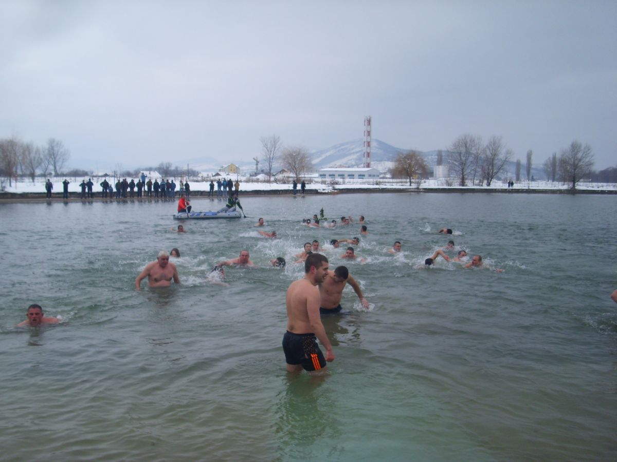 jug-plivanje za casni krst u pirotu