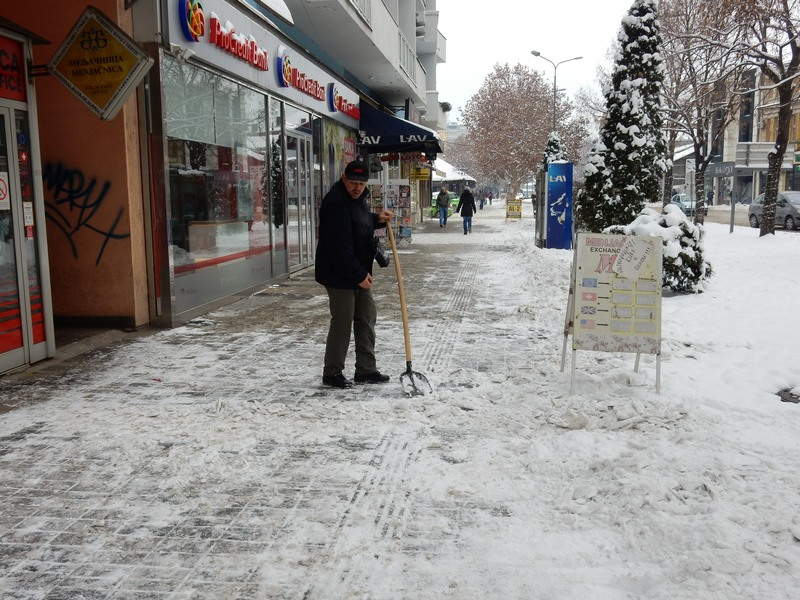 Komunalna policija upozorava: Očistite sneg ispred svog ulaza i lokala