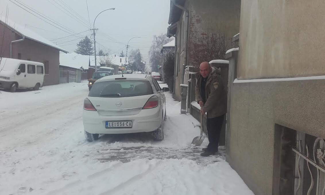 POGLEDAJTE: Sneg prekrio Leskovac, putari tvrde da se čiste ulice