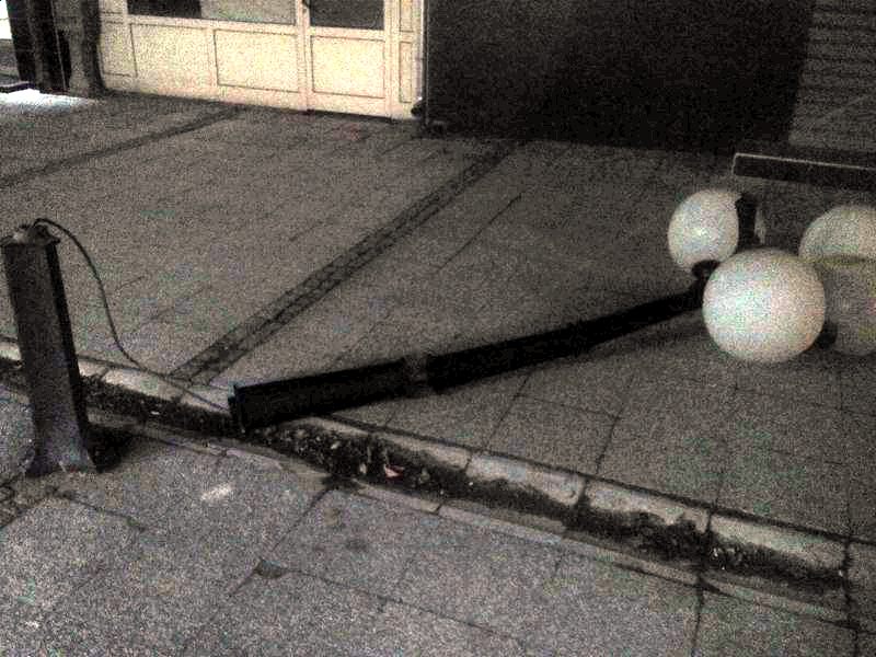 Kombijem pokosio lampion na šetalištu u Leskovcu