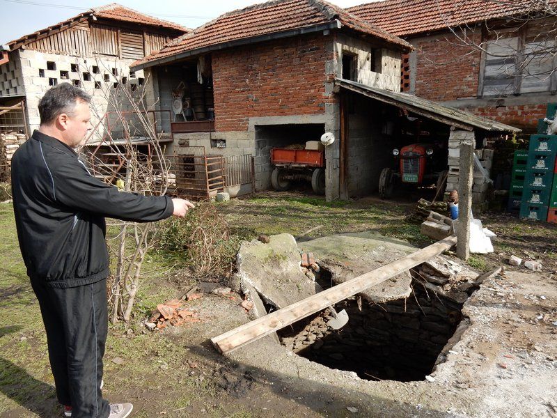 Udavio se u septičkoj jami dok je vršio nuždu