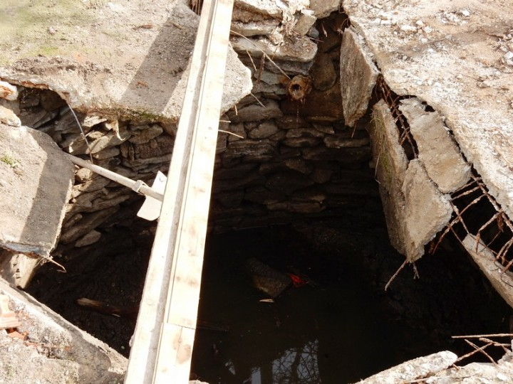 LESKOVAC02_Ostaci septicke jame u kojoj je skoncao starac Tomislav Pavlovic_FOTO M Ivanovic