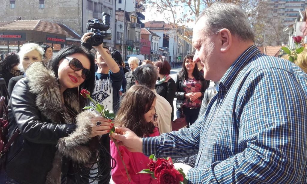 Gradonačelnik Leskovca delio ruže sugrađankama na ulici