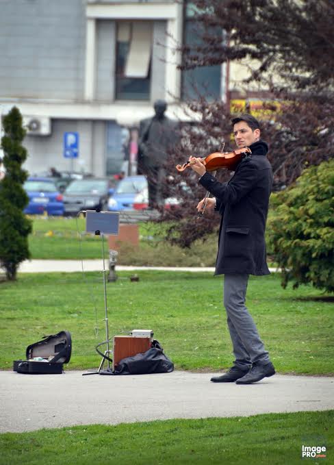 Ulični svirač Danilo Anđelković svirao i u Leskovcu