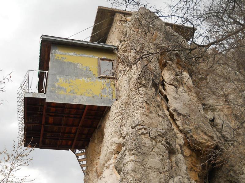 Kućica na steni kraj Bele Palanke jedinstvena u Srbiji