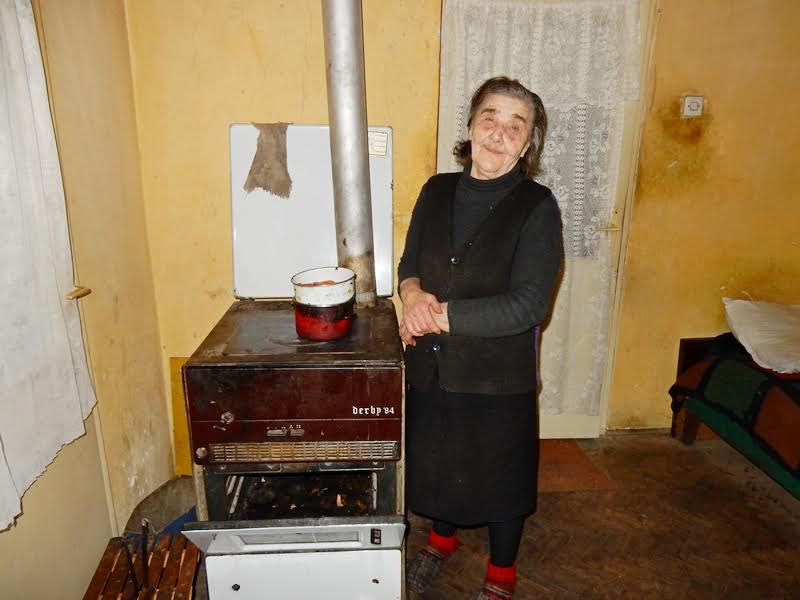 Starica u Leskovcu pet godina živi bez struje