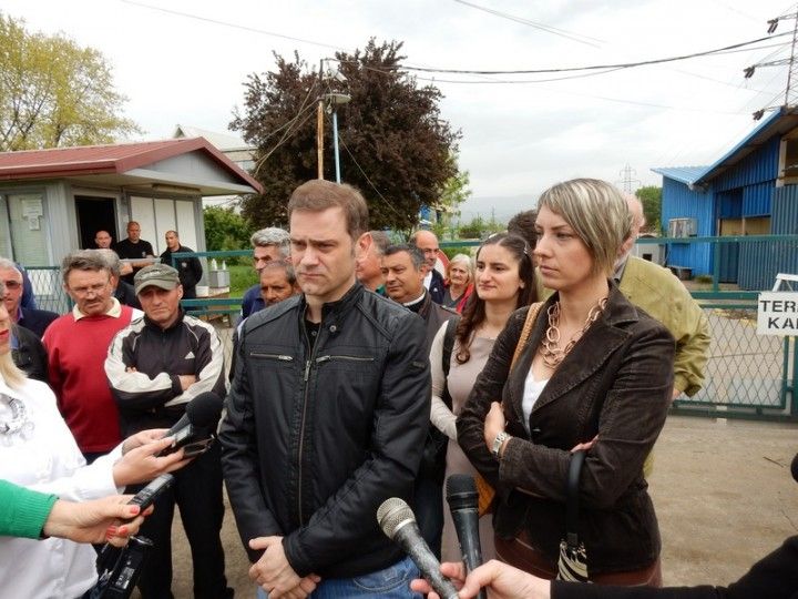 Leskovac_Borko Stefanovic drzi pres ispred fabrike Interlemind