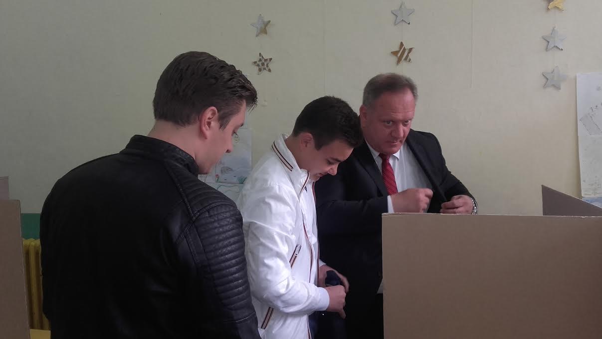 Gradonačelnik Leskovca glasao sa sinovima i najavio smene direktora