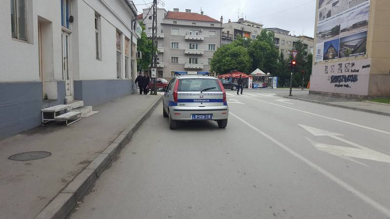 Pogledajte gde bahati saobraćajac parkira službeno vozilo!