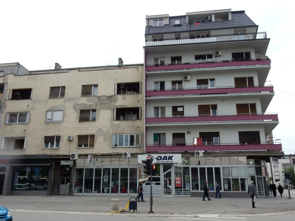 LESKOVAC04_Zgrada sa koje je fudbaler bacio televizor na trotoar_Zgrada sa ljubicastim delovima fasade_FOTO M Ivanovic