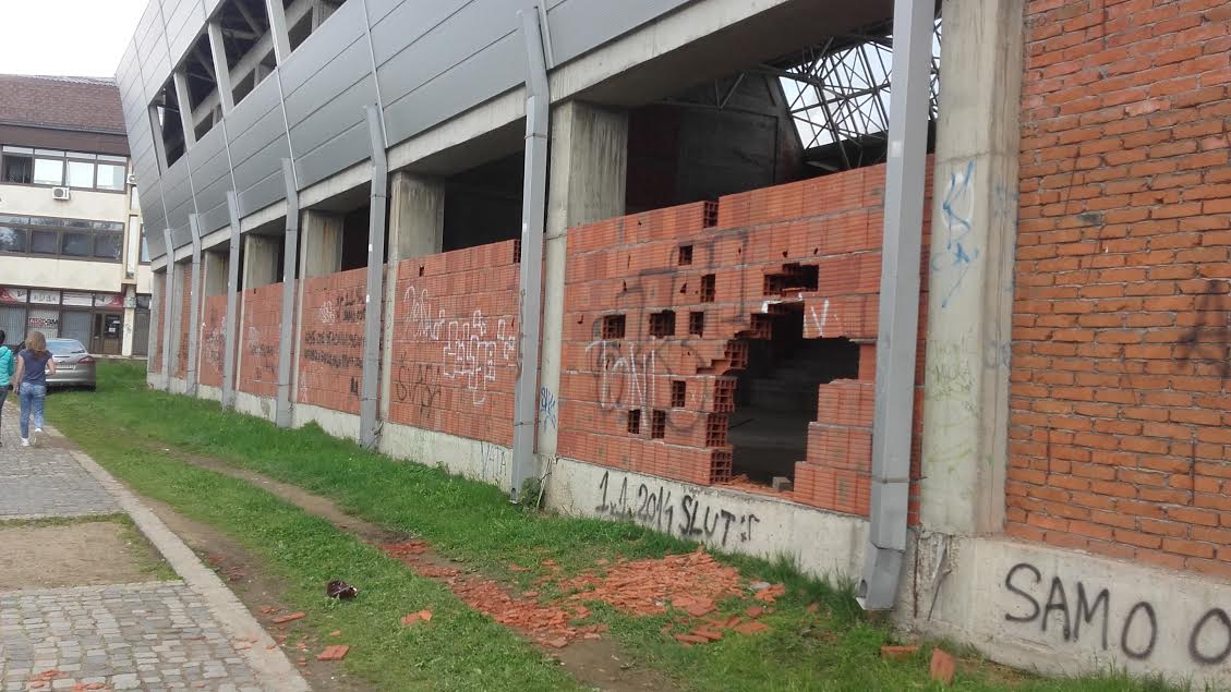 NEVEROVATNO! Razvaljeni zidovi na hali „Partizan“ (FOTO)