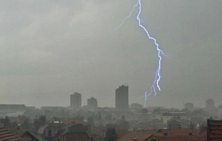 Stižu munje, gromovi i oluja! Evo kada TAČNO počinje nevreme