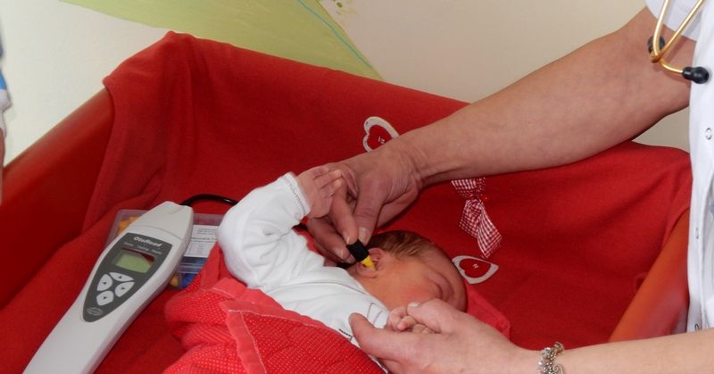 Porodilište u Leskovcu dobilo aparat za proveru sluha kod beba